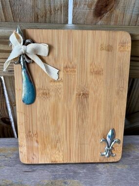 Modern Expressions Cheese Board and Spreader Set - Fleur De Lis Design